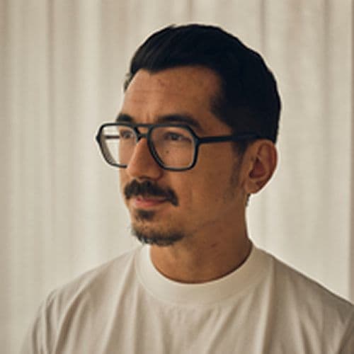 Portrait image of Oliver Ecker